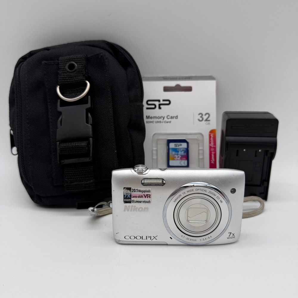 Nikon Coolpix S3500 Digital Camera Silver 20.1MP 7x Zoom Bundle TESTED